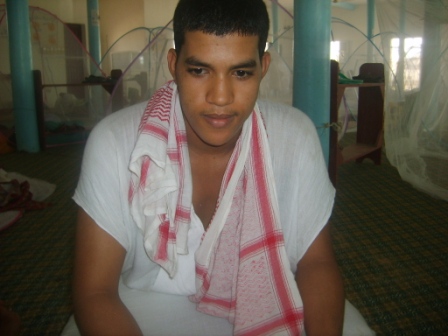 يتوق هذا الشاب كما يقول إلى أن يحفظ القرآن مثل زميله أحمد فيكون إماما مثله